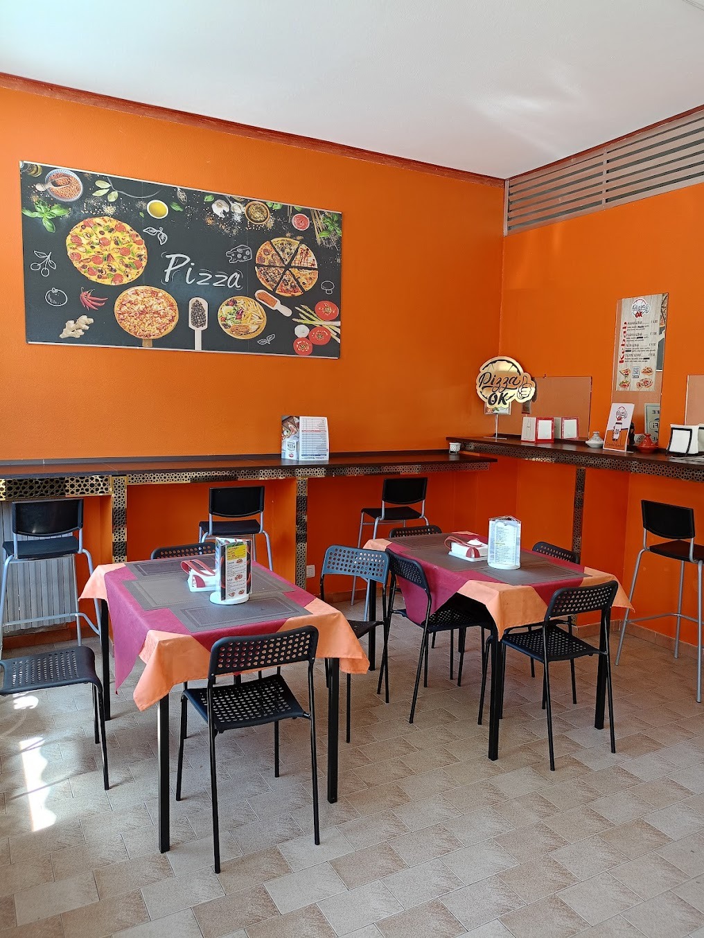 Interno della pizzeria
